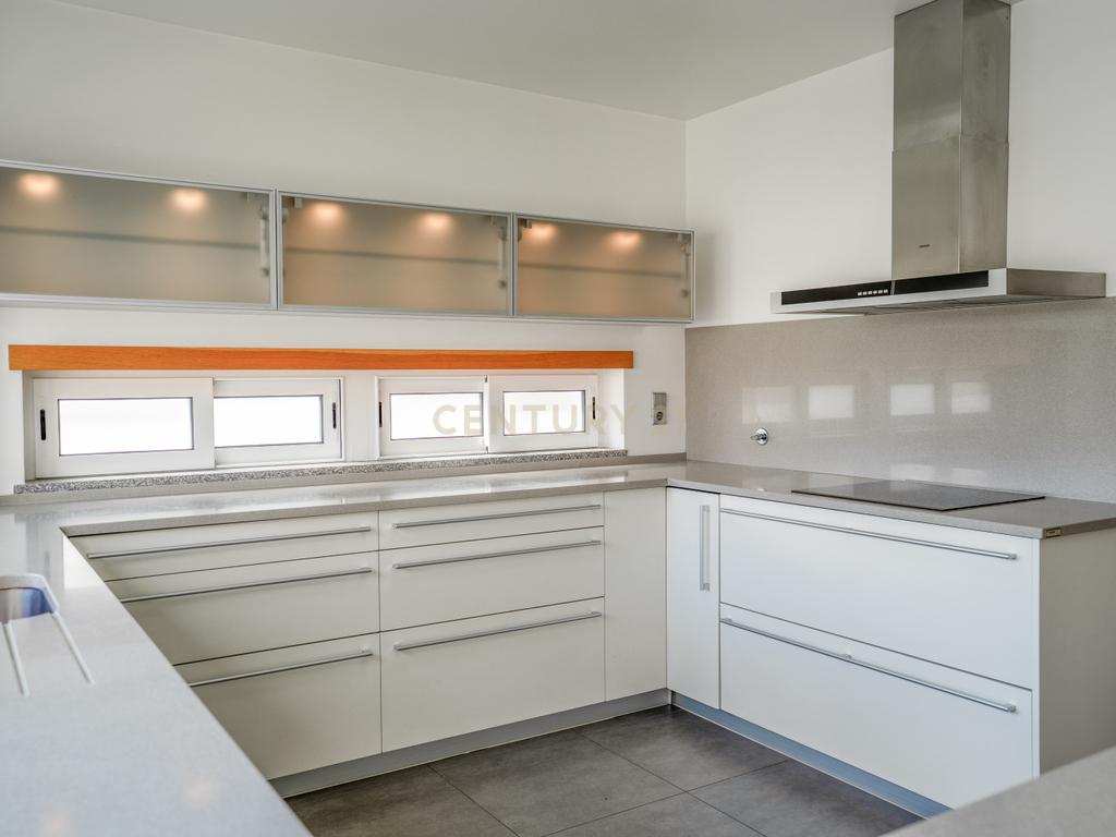 Apartamento T4 Premium com Terraço na Avenida da Independência - Image 16