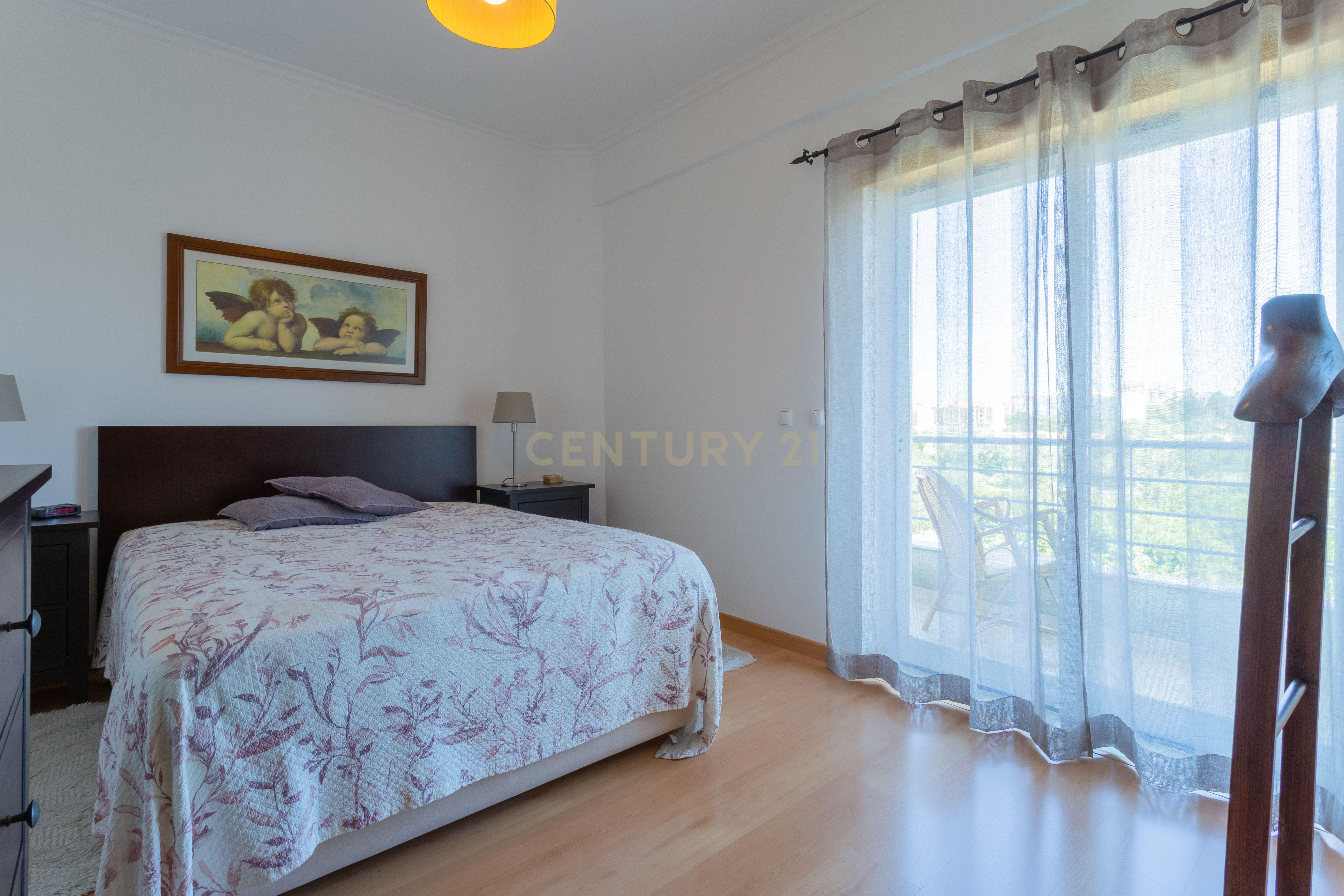 Fotografia 12 de Apartamento T2 / Duplex, com Garagem, sito na Sobreda, concelho de Almada.