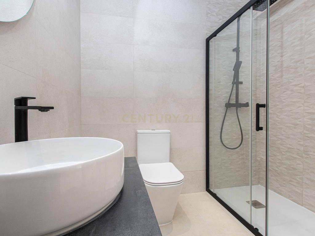 T3 Totalmente Remodelado com Vista Rio | Cacilhas, Almada - Image 17
