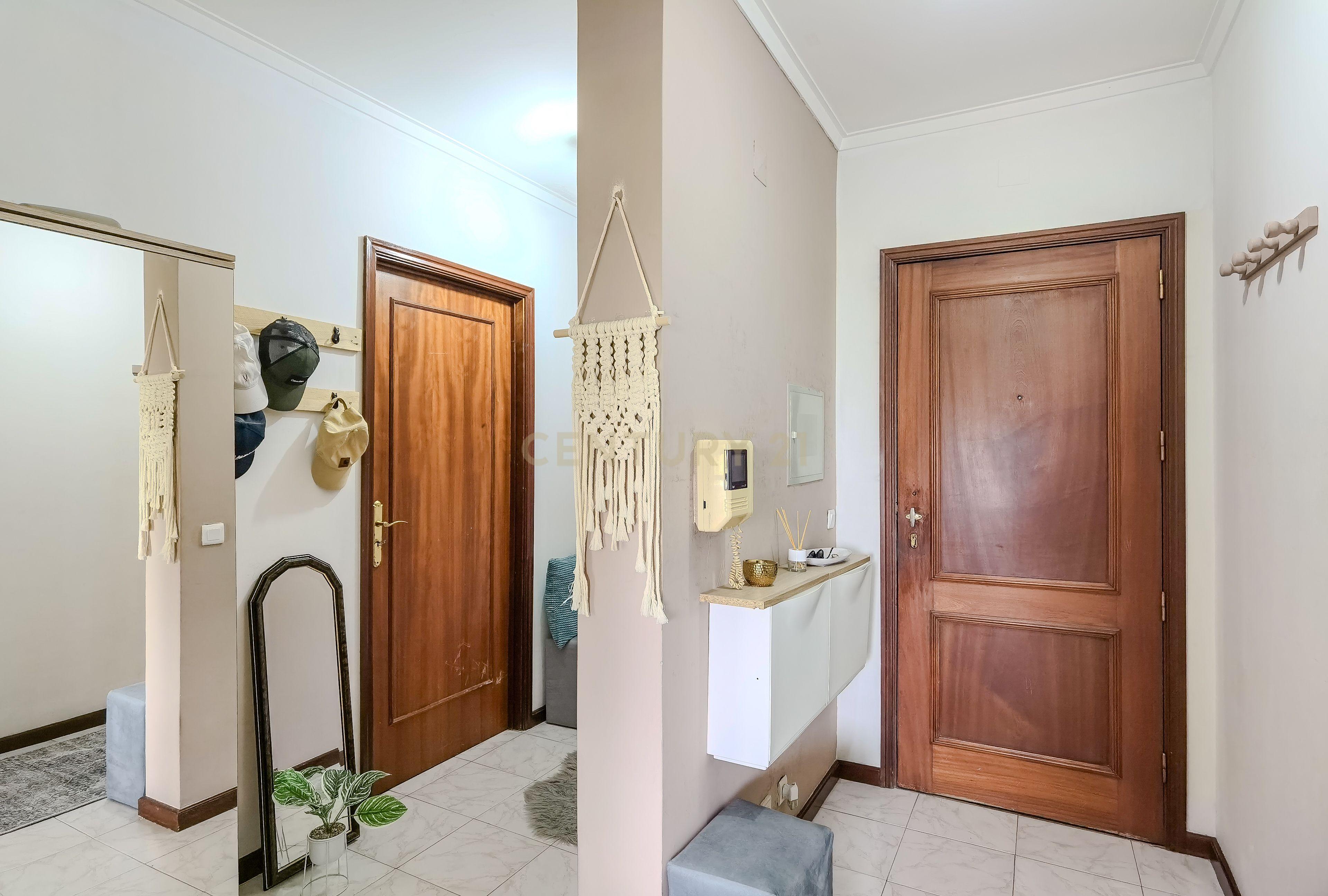 Apartamento T1+1 com Garagem e Vista Rio, Oliveira do Douro, Vila Nova de Gaia - Image 3