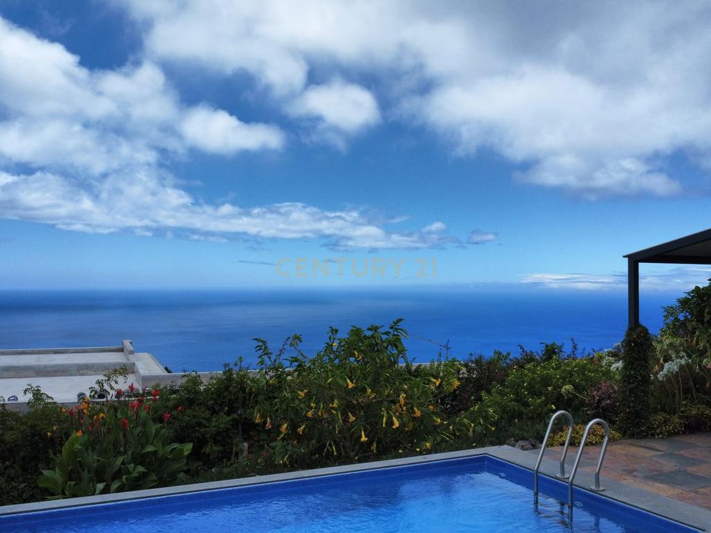 Moderna Moradia T2 com Vista Mar e Piscina na Calheta - Image 5