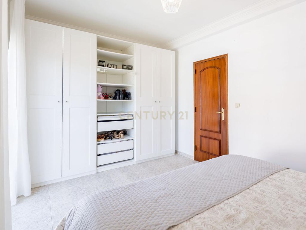 Moradia T3 com Garagem, Espaço Exterior e Sótão Aproveitável na Quinta do Conde - Image 25