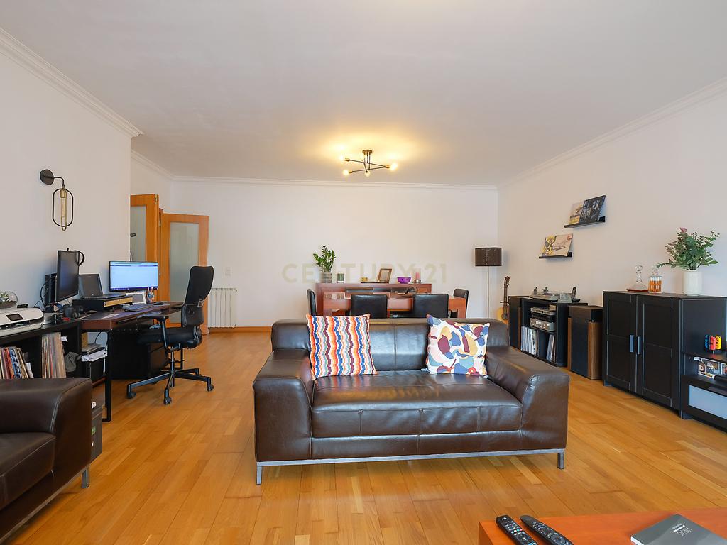 Apartamento T3 com Excelentes Áreas e Garagem na Urbanização Moinho do Guizo – Mina de Água, Amadora - Image 5