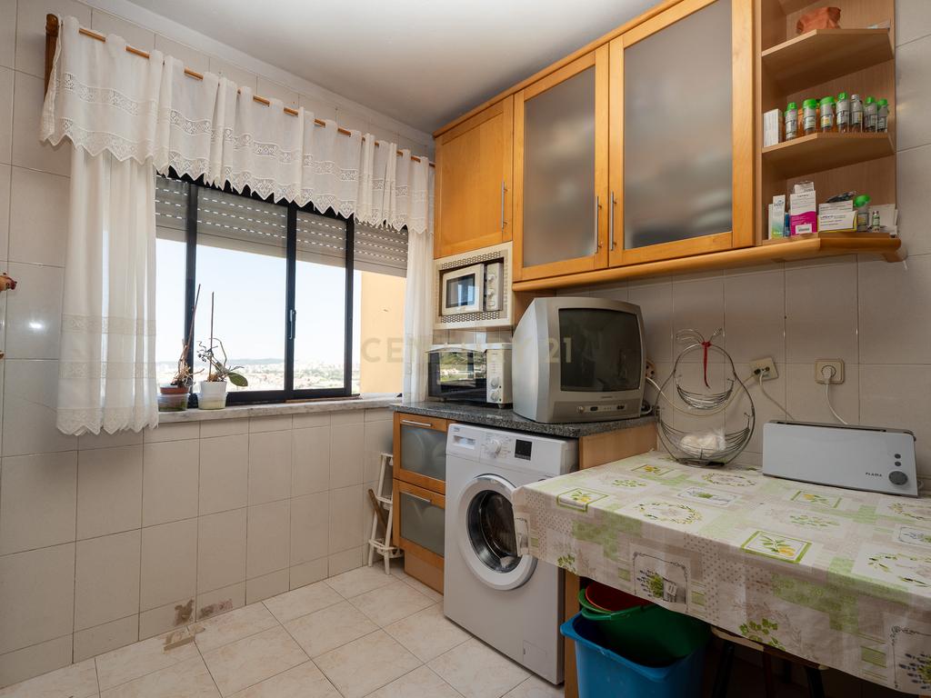**Fantástico apartamento T4 com arrecadação*** - Image 8