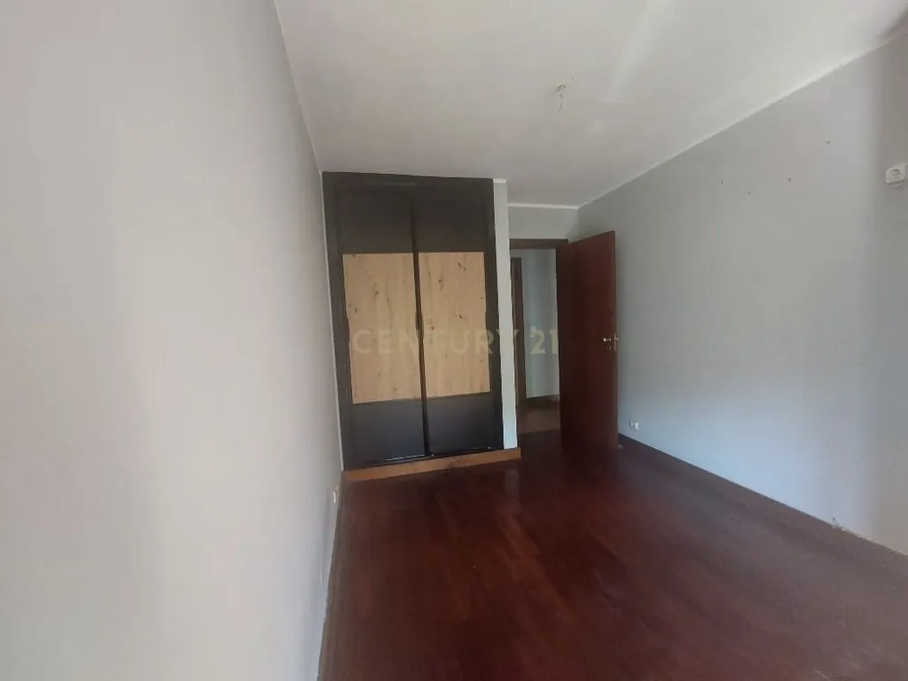 Apartamento T2 em Matosinhos com Garagem e Varanda - Image 9