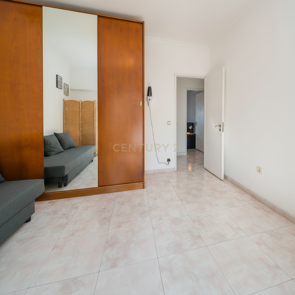 Fotografia 9 de Apartamento T2 com espaço exterior Privativo em Zona Tranquila de Loures.