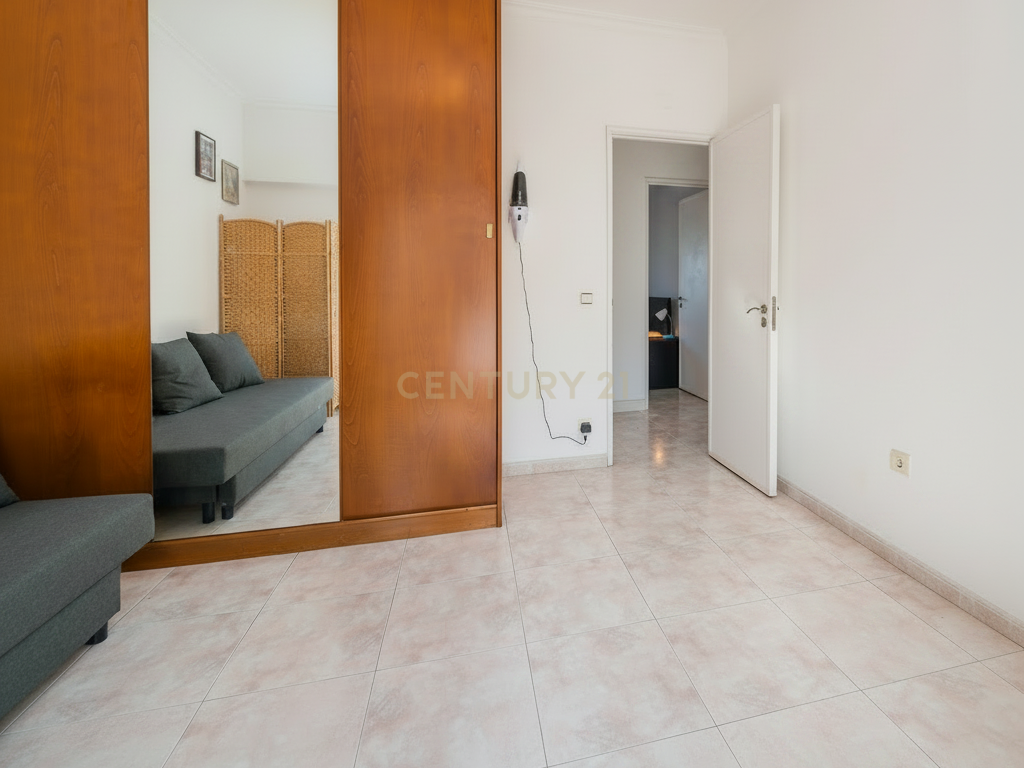 Apartamento T2 com espaço exterior Privativo em Zona Tranquila de Loures. - Image 9