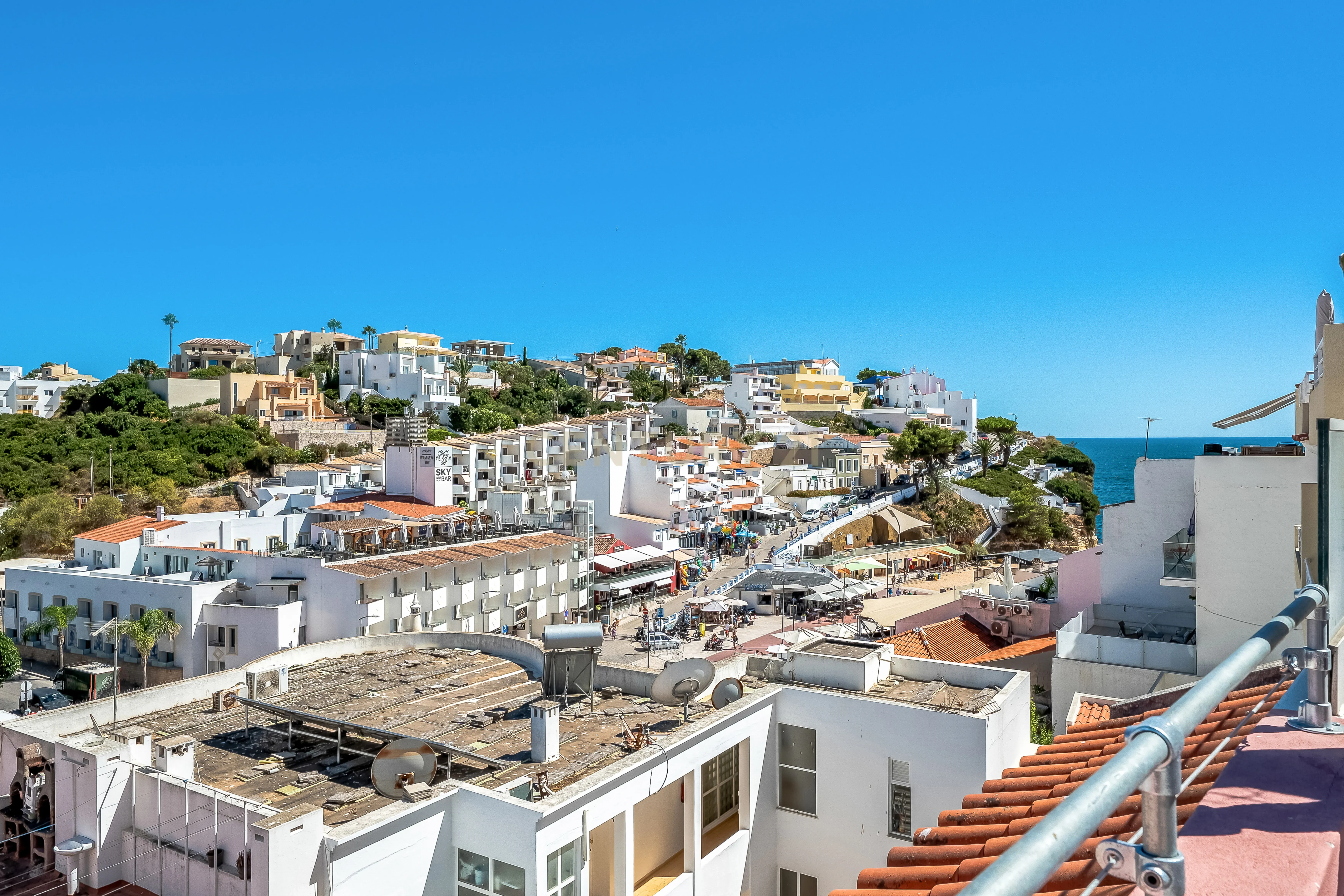 Fotografia 4 de T2 Renovado no Centro de Carvoeiro | Rooftop Privado com Vista Mar | 30s da Praia