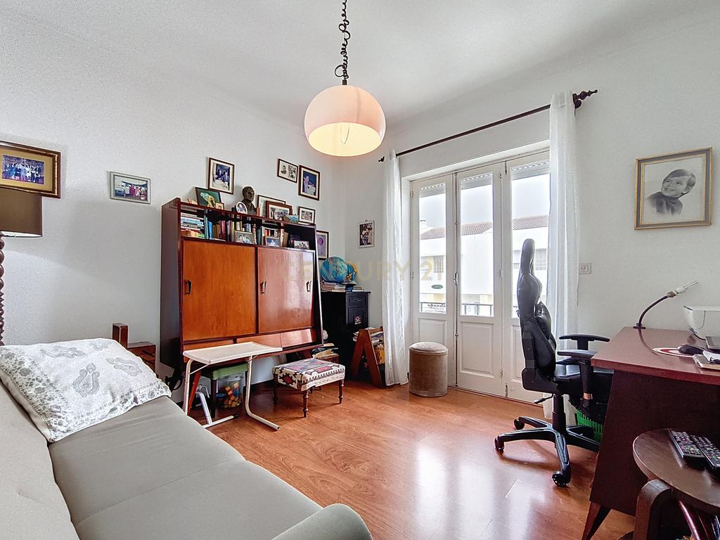 Casa Espetacular em Ponta Delgada com Jardim e Garagem - Image 16