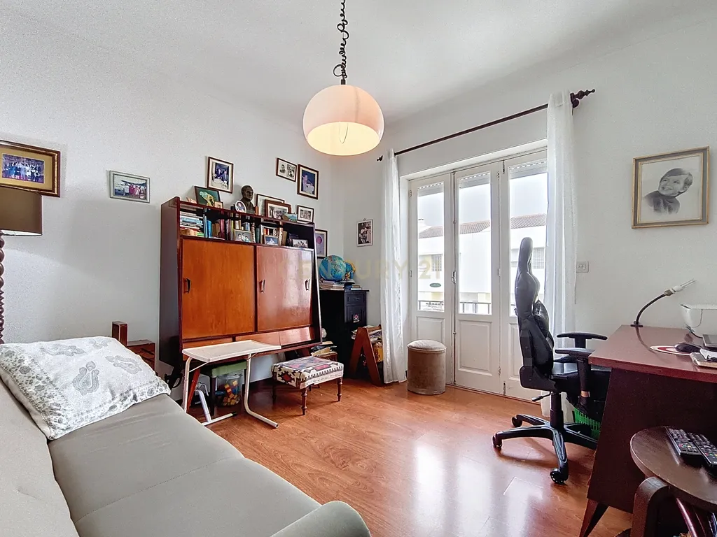 Casa Espetacular em Ponta Delgada com Jardim e Garagem - Image 16