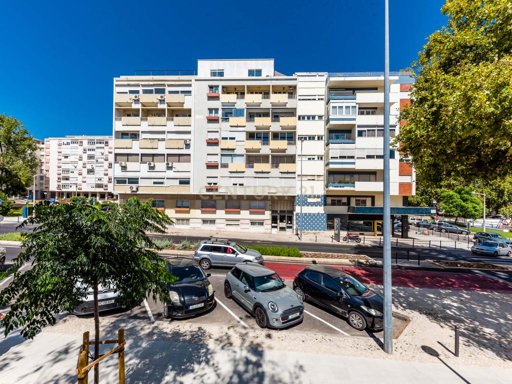  T4 no Lumiar – 143 m² com luz, espaço e equilíbrio - Image 1