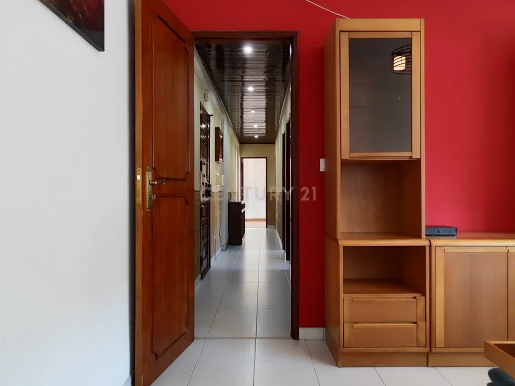Apartamento T2 Mobilado com Varanda e Garagem - Image 7