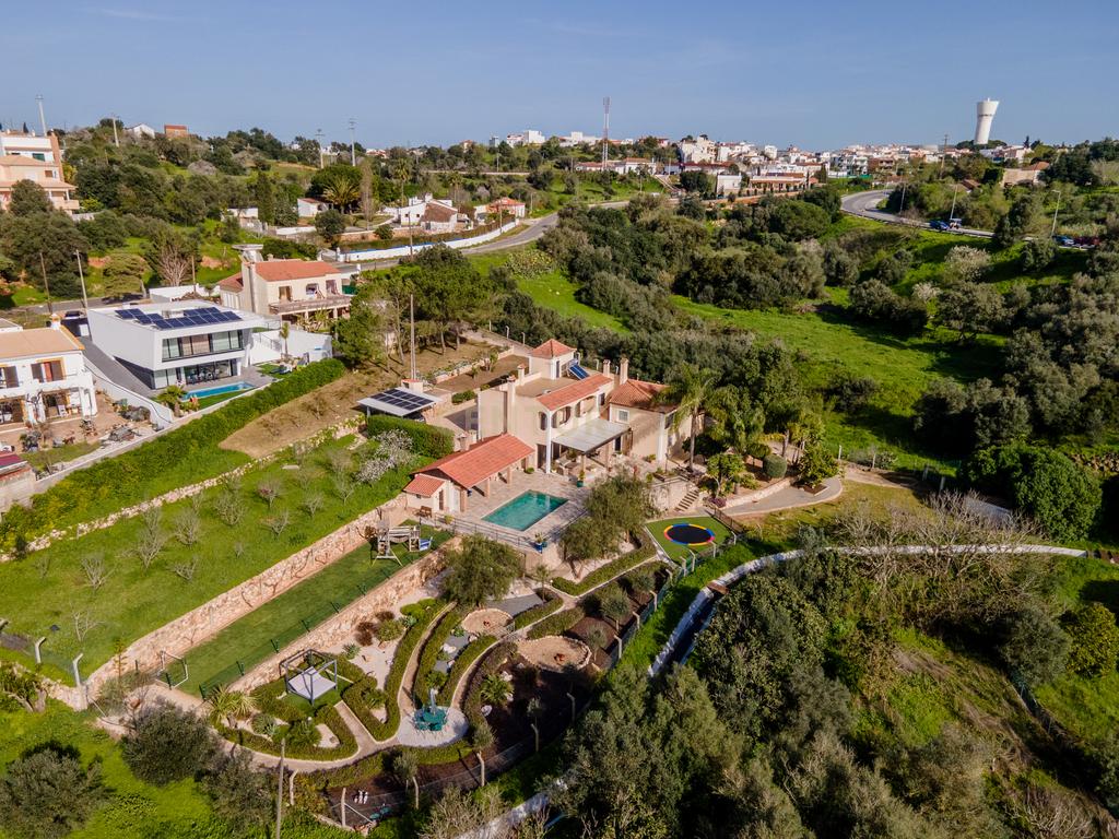 ESPETACULAR MORADIA COM PISCINA, GARAGEM, JARDIM E TERRENO - Image 2