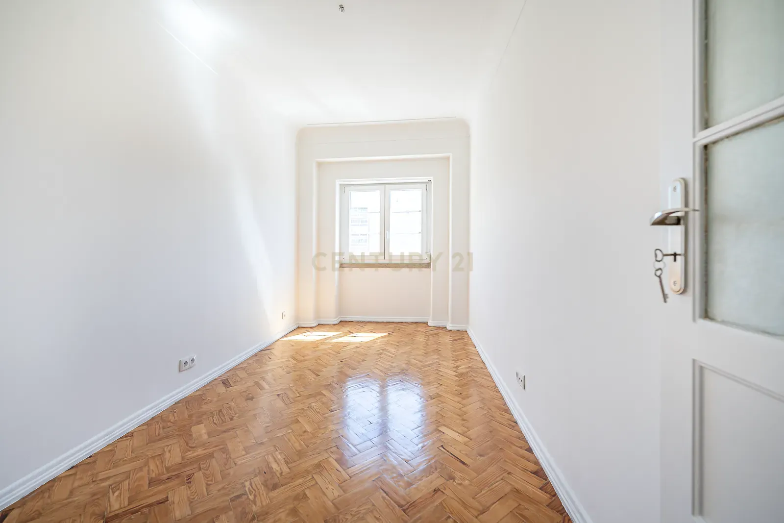 APARTAMENTO T4 TRANFORMADO EM T3 ARROIOS - ARRENDAMENTO - Image 7
