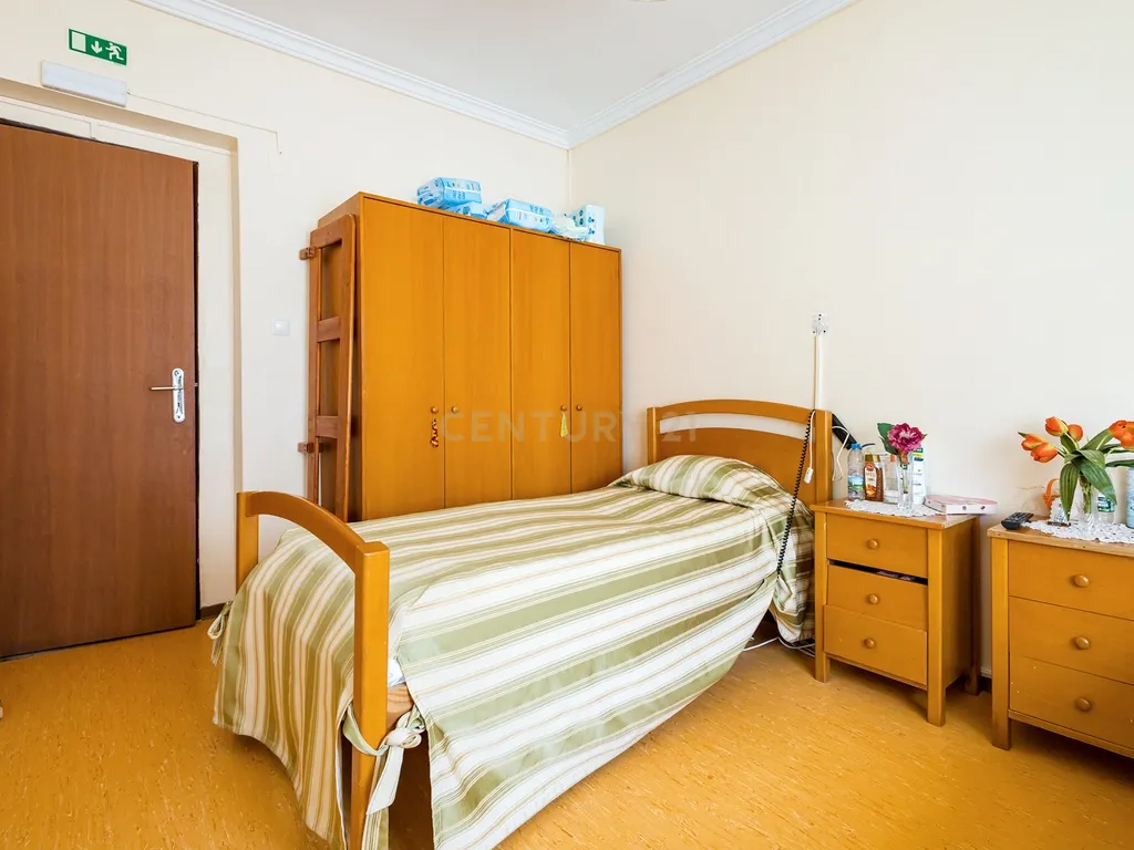 Moradia com Residência Sénior em Pleno Funcionamento à Venda - Image 17