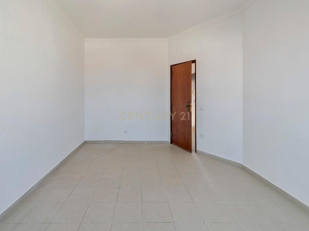T1 Remodelado com Terraço e Vista Fantástica – Rua Dom Sancho I, Almada - Image 11