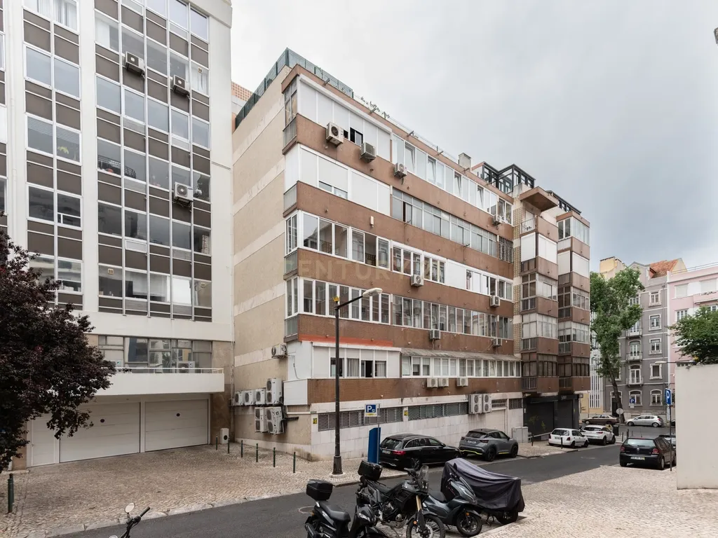 Apartamento T3 com elevador e garagem na Rua Luciano Cordeiro, em Lisboa - Image 1