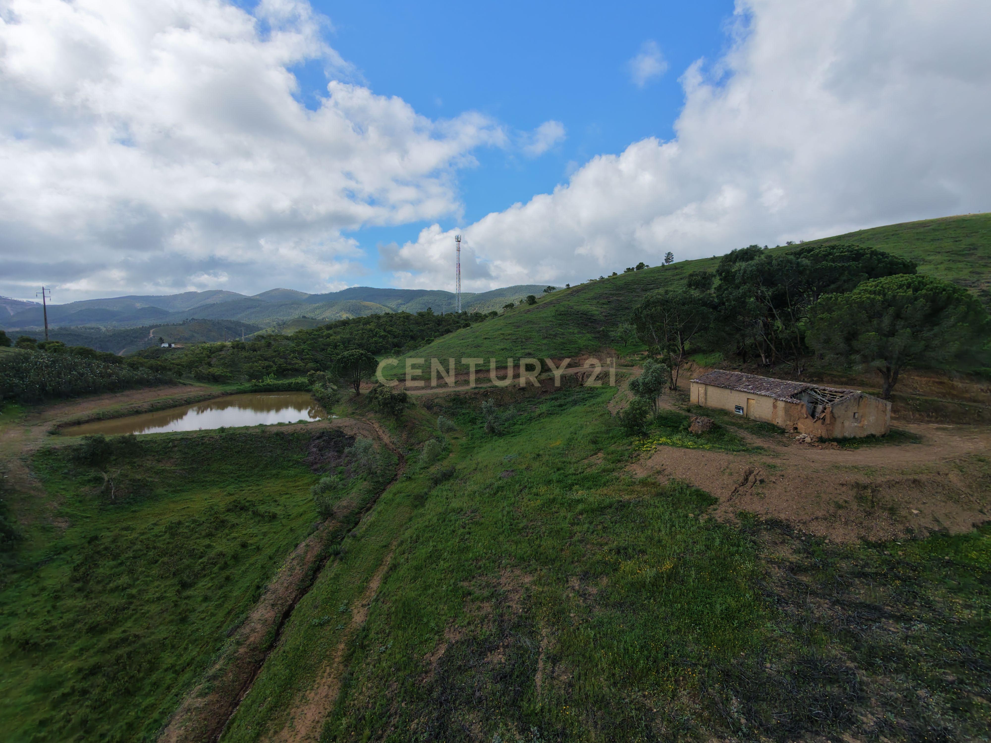 Fotografia 4 de Ruína de 81m2 + Terreno de 3,7ha | Perto de Praia do Carvalhal