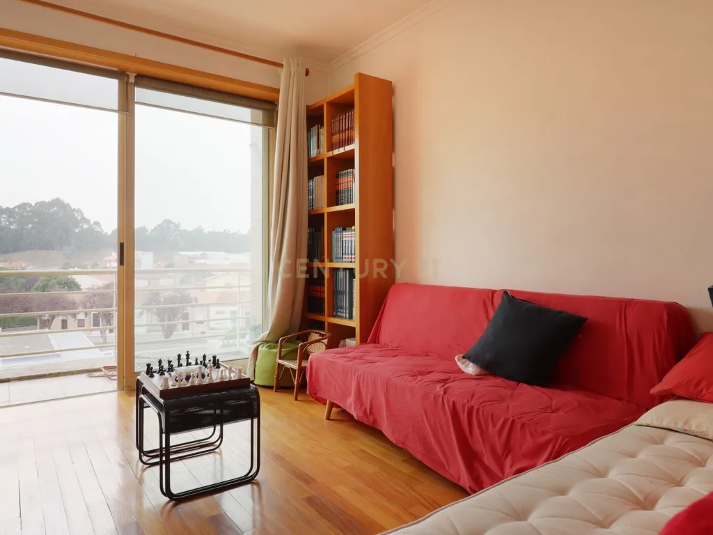 Apartamento T3 Caulinos, 2 Lugares de Garagem e Arrumos - Image 12
