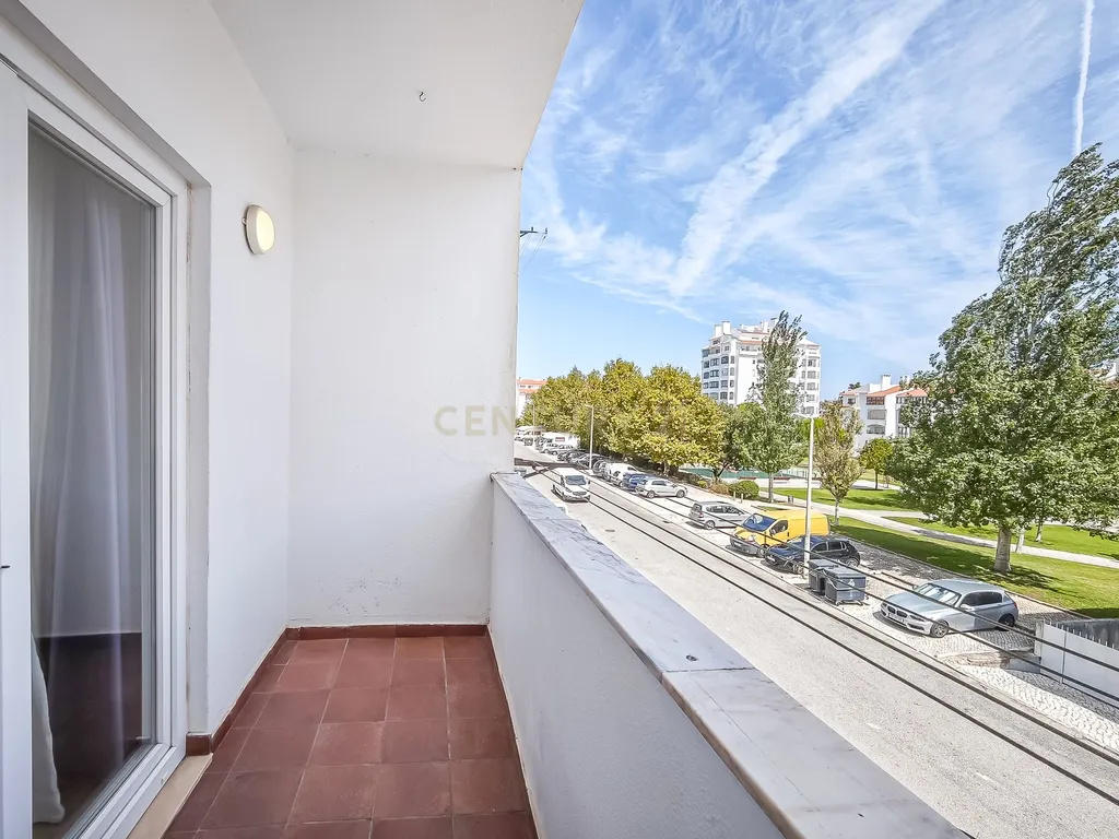 Apartamento Renovado em Cascais com 3 Quartos e Varanda - Image 2