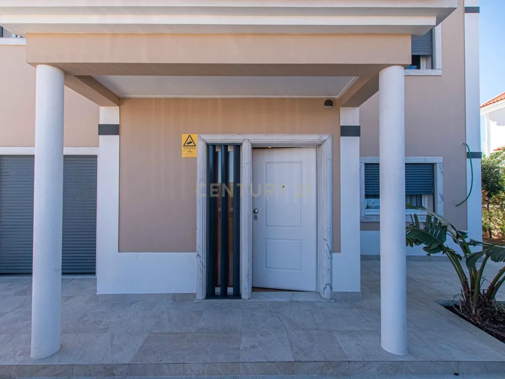Moradia Independente T4+1 com Piscina, 321 m² de Construção e Garagem para 5 Viaturas | Albarraque, Rio de Mouro - Image 3