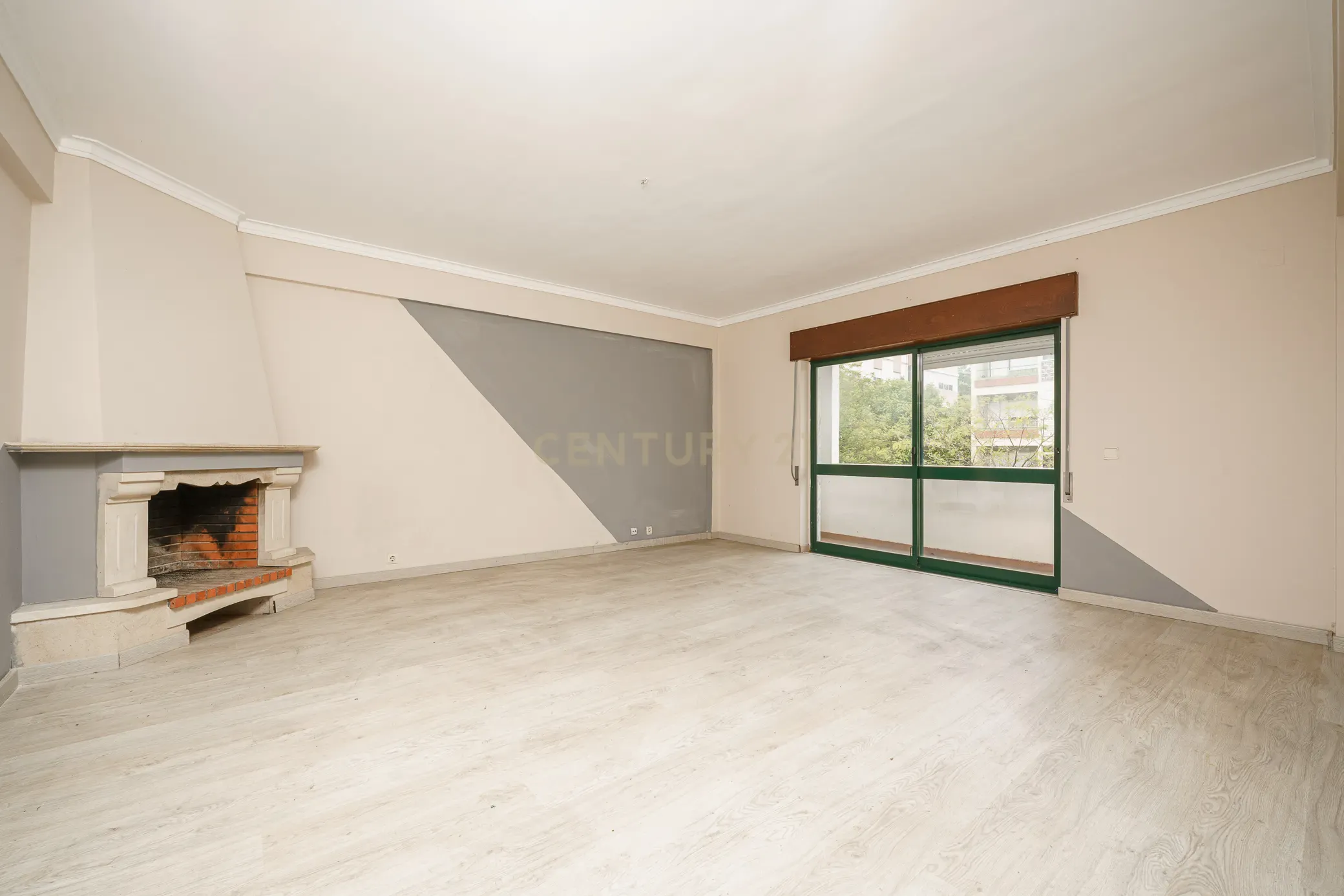 Apartamento T2 com Parqueamento, Varandas e Lareira - Perto do Centro da Cidade - Image 2