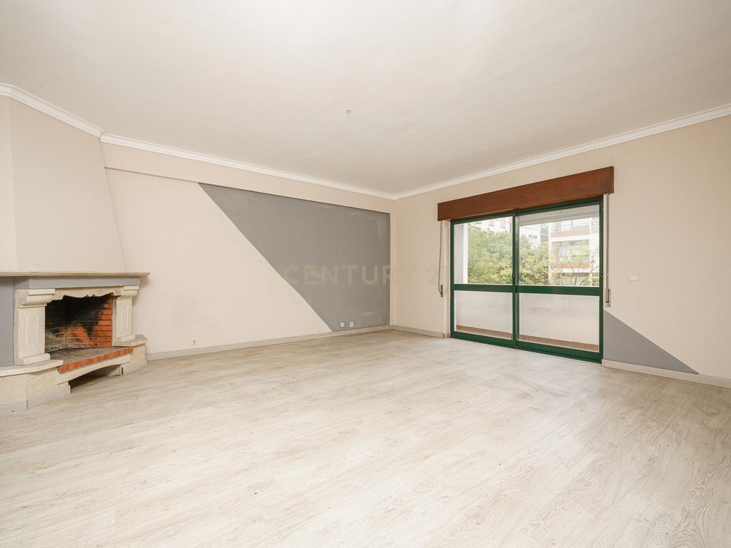 Apartamento T2 com Parqueamento, Varandas e Lareira - Perto do Centro da Cidade - Image 2