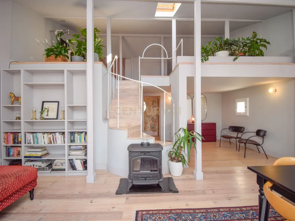 Apartamento com mezzanine e potencial de reconversão na Estrela - Image 1