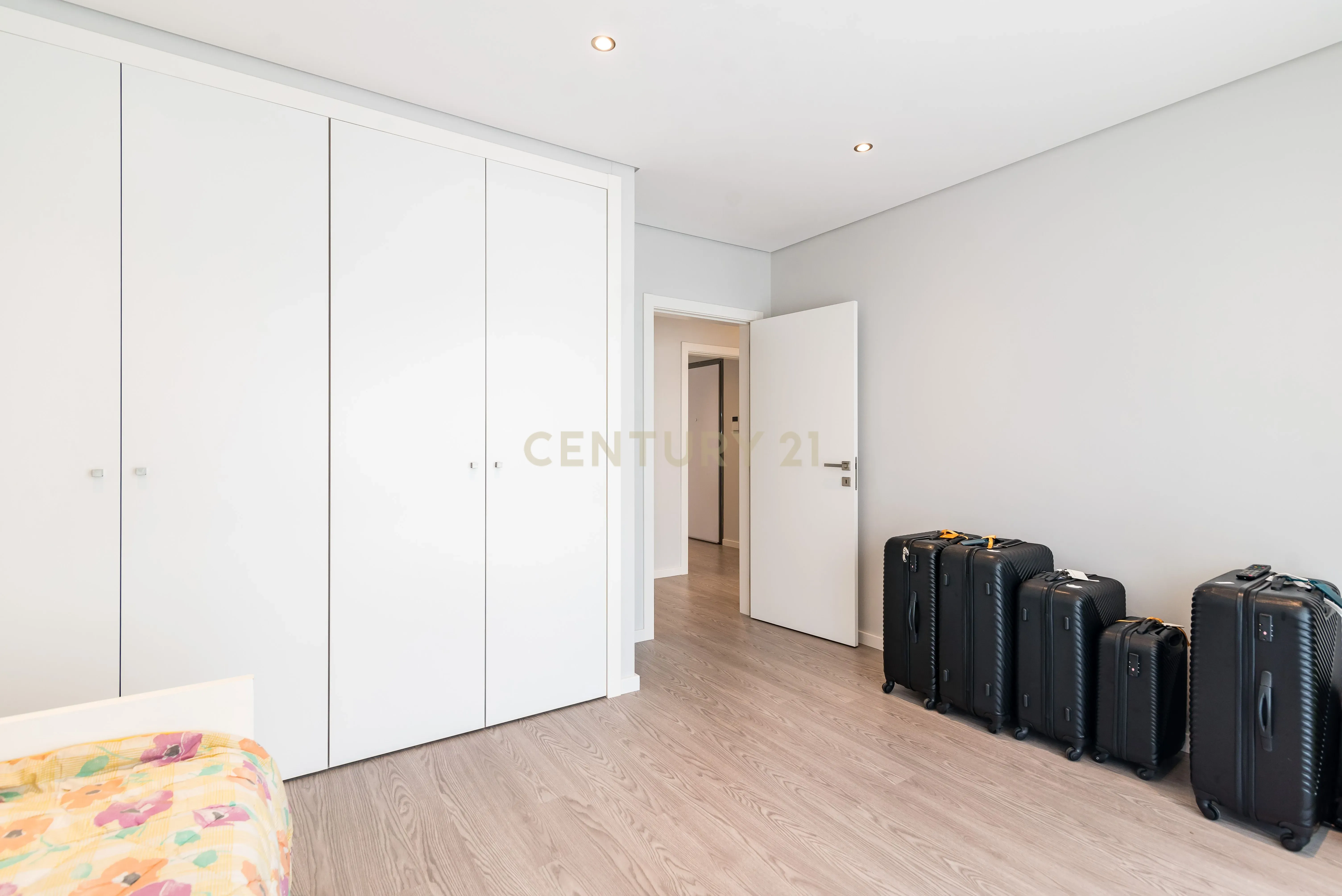 Luxuoso Apartamento T3 em Odivelas com Vista Panorâmica - Image 23