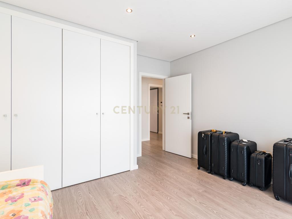 Luxuoso Apartamento T3 em Odivelas com Vista Panorâmica - Image 23