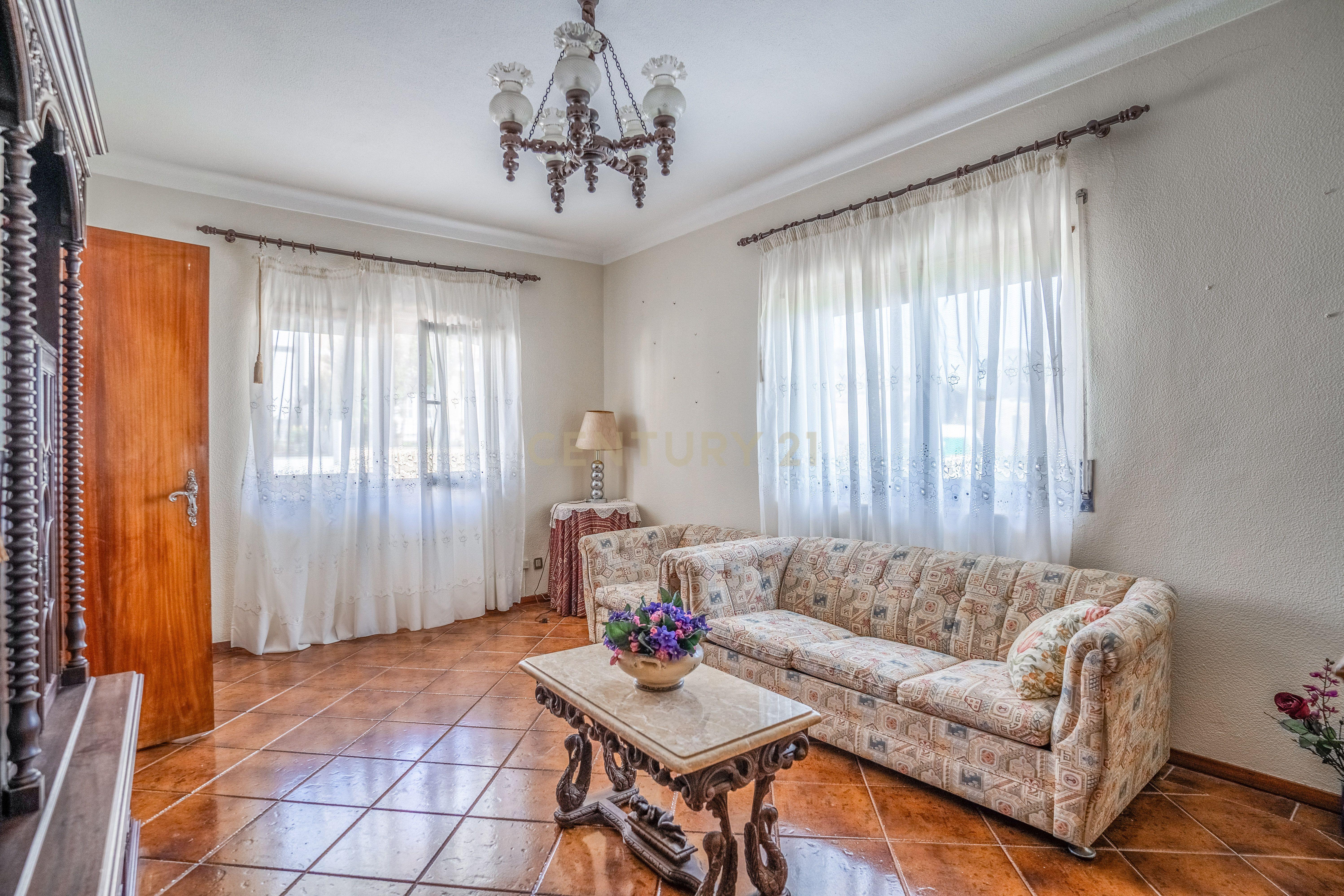Fotografia 8 de Moradia Bifamiliar com 2 Armazéns de Grande Dimensão