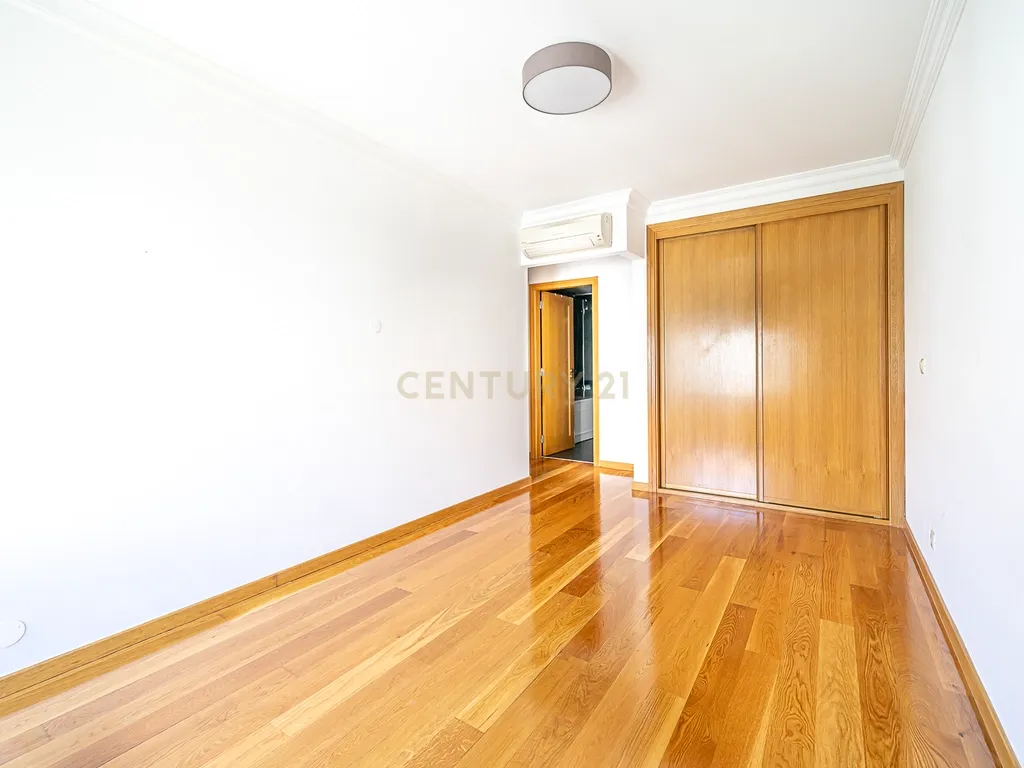 T2 com Suíte, Garagem e Arrecadação na Estefânia - Image 2