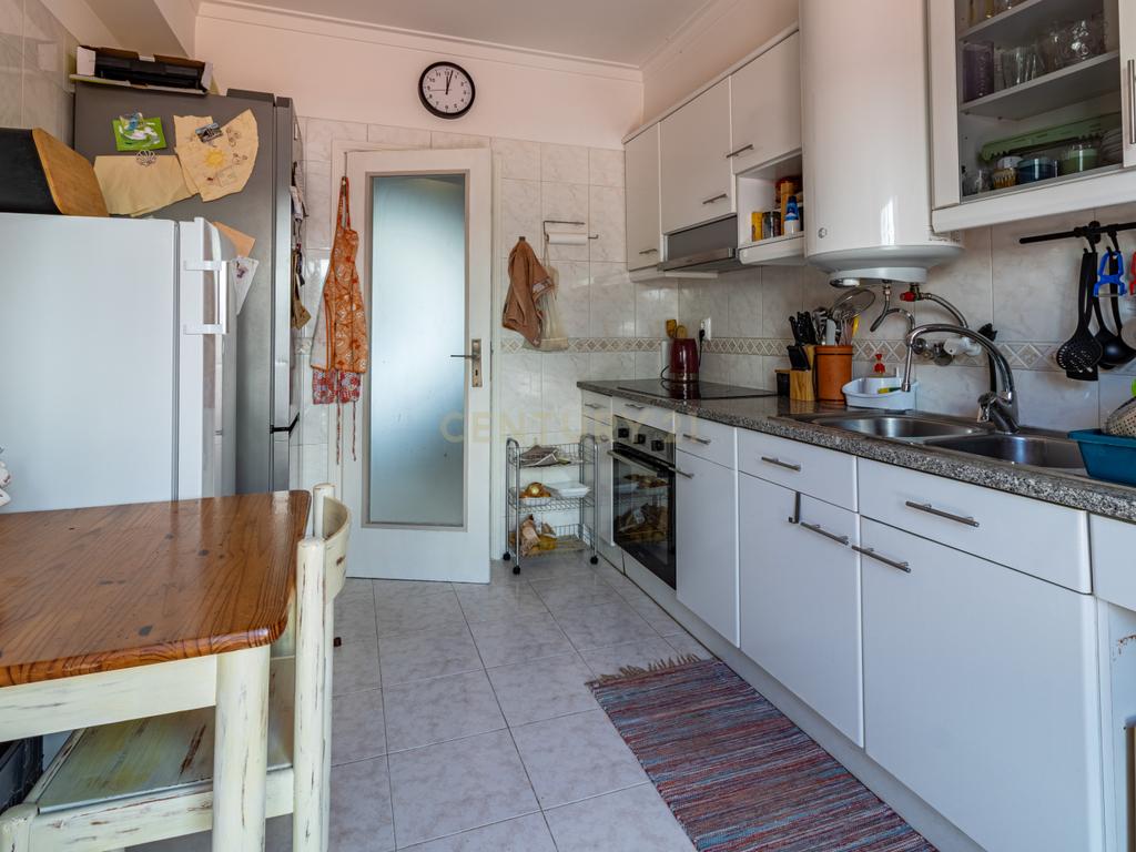 Apartamento T3 Espaçoso e Luminoso em Zona Tranquila de Sesimbra - Image 11