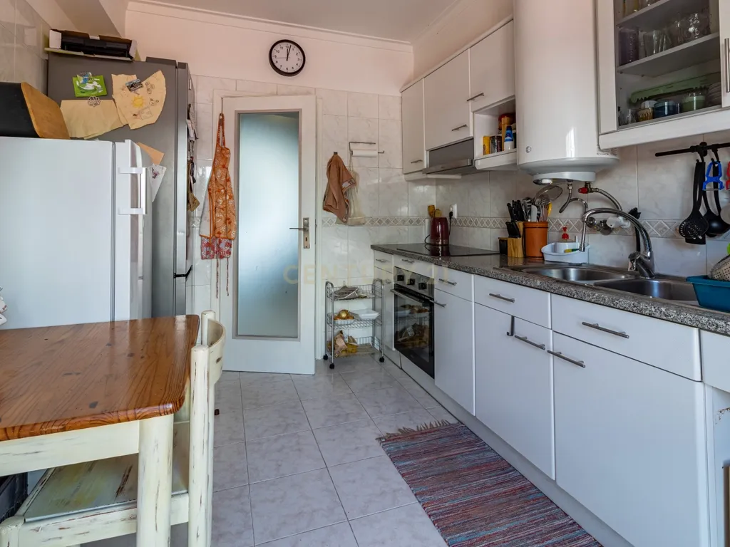 Apartamento T3 Espaçoso e Luminoso em Zona Tranquila de Sesimbra - Image 11