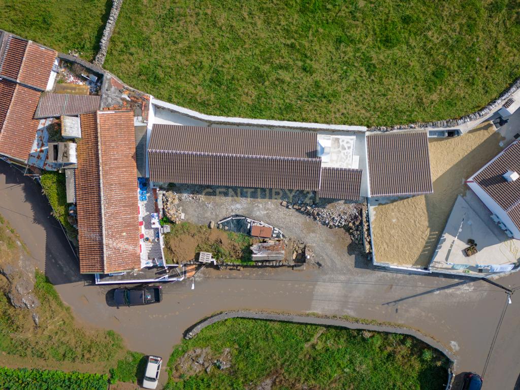 Moradia em fase de renovação na Vila de São Sebastião - Image 5