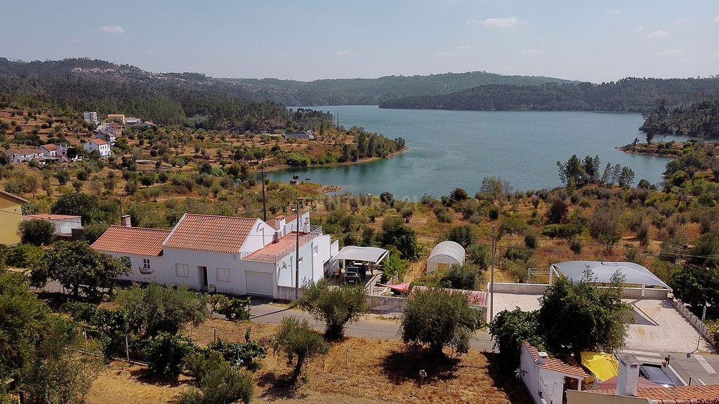 Fotografia 3 de MORADIA TRADICIONAL COM ACESSO PRIVATIVO À BARRAGEM DE CASTELO DE BODE
