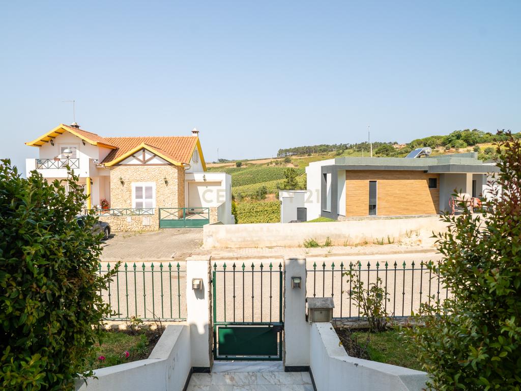 🏡 Moradia T5 como nova na Encarnação – Tranquilidade e vista desafogada! - Image 2
