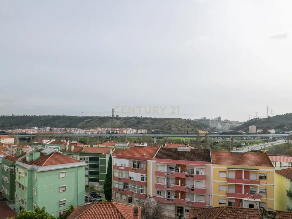 Apartamento T4 no Centro de Odivelas com Parqueamento para 3 Viaturas - Image 29