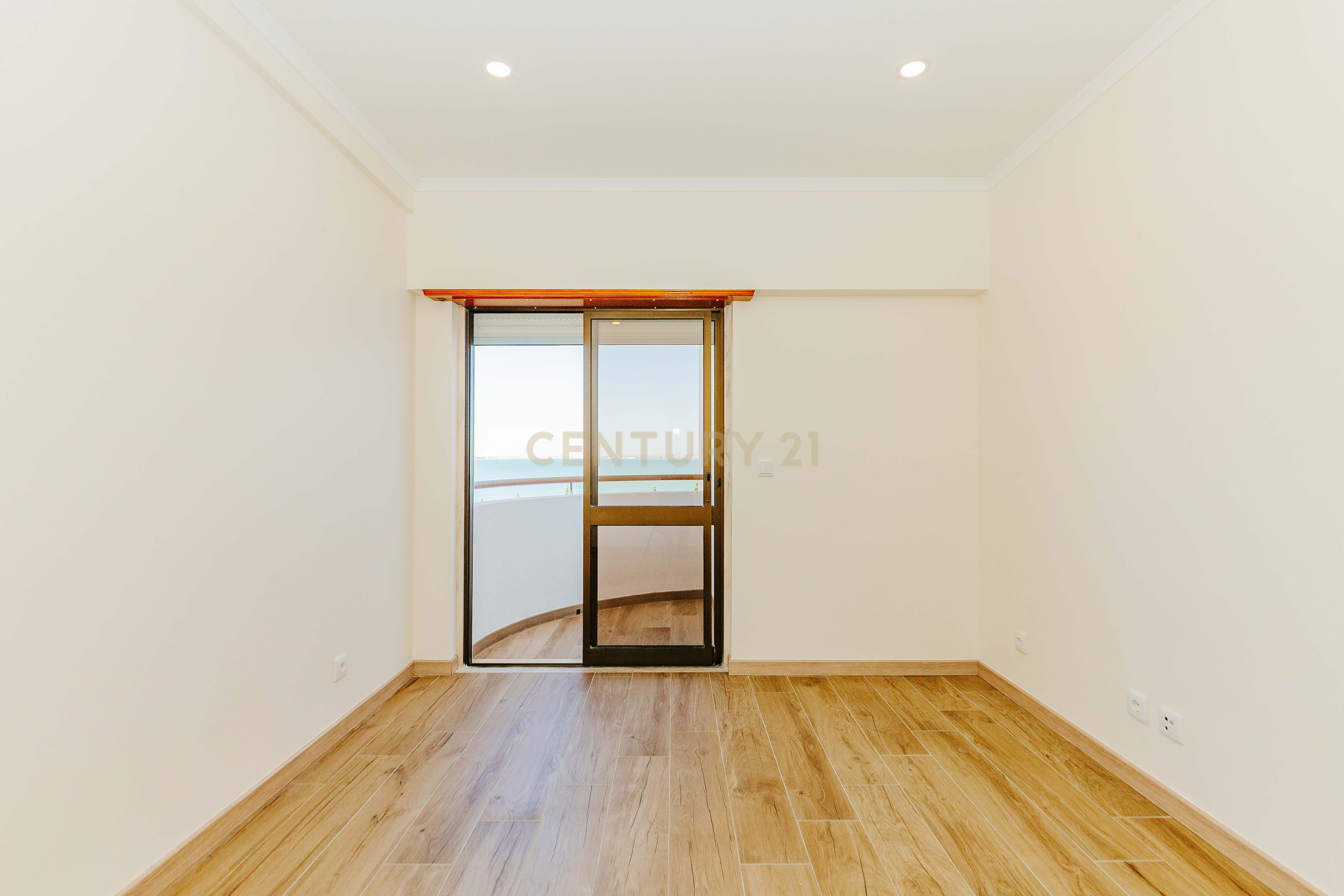 Apartamento T3 Renovado com Vista Rio em Santa Apolónia – Viva no Coração de Lisboa - Image 26