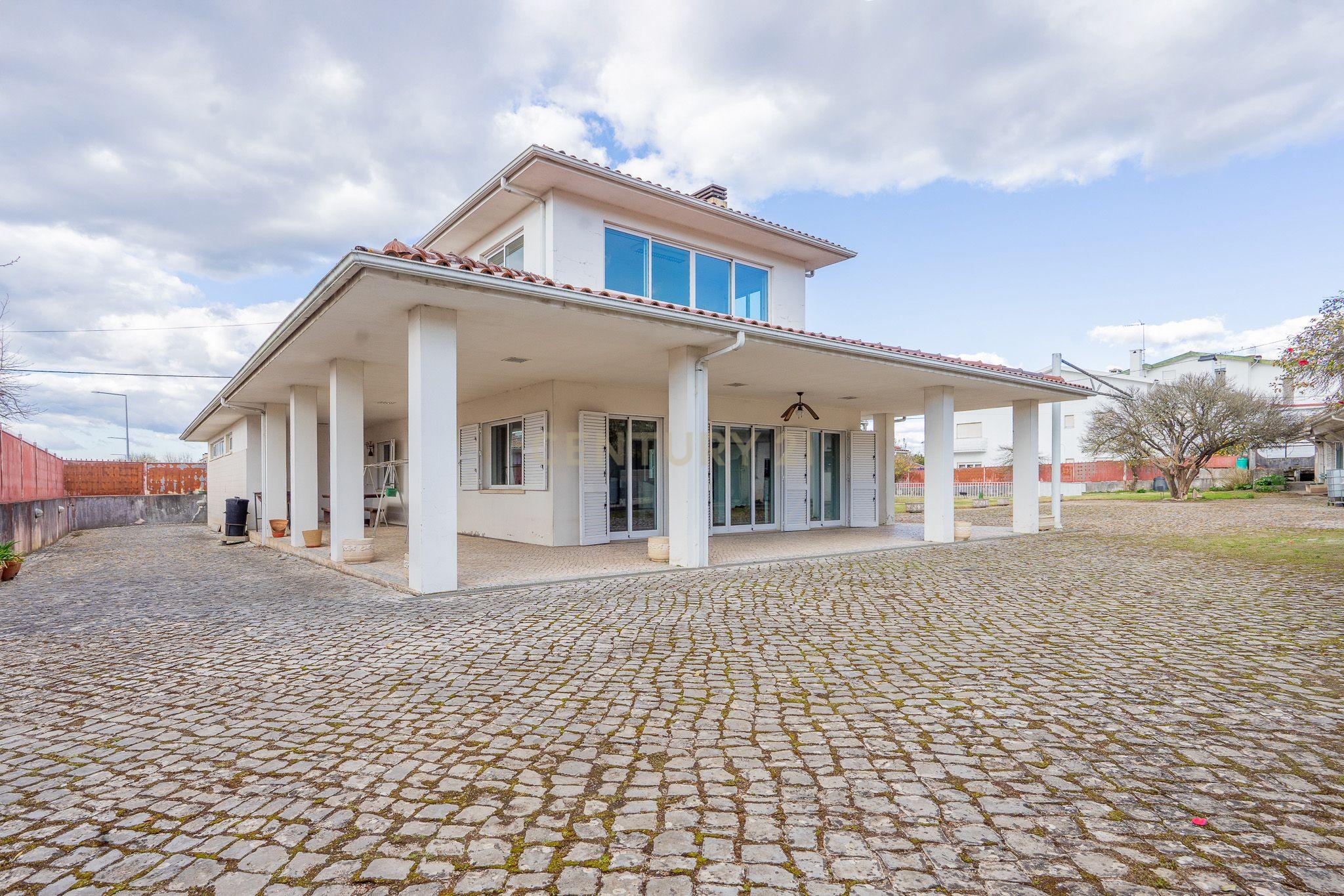 Moradia T5 com varanda coberta,terraço,piscina,jardim,poço,anexo e telheiro numa localização privilegada no centro de Lousã - Image 52