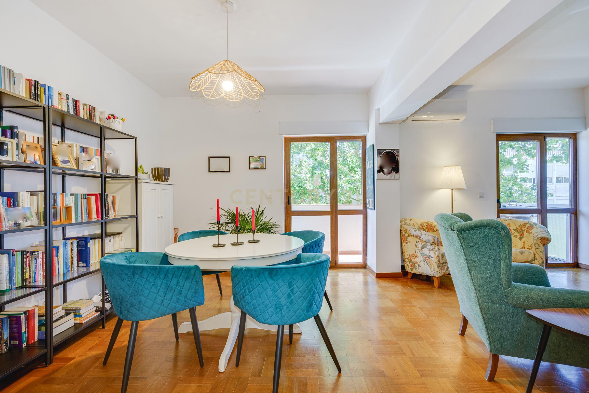 Fotografia 7 de Apartamento T3 | São João do Estoril | 2º Andar | Renovado | 120m² | 2 min Praia | Comboio à Porta