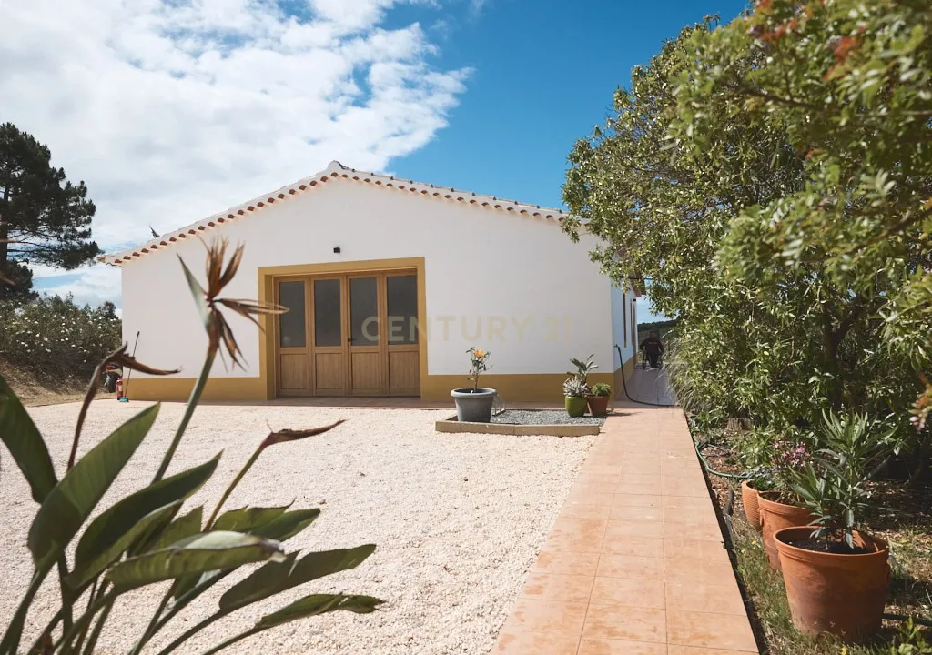 Acorde com vistas deslumbrantes sobre o oceano no seu rancho exclusivo de 8,4 hectares no Algarve, em Aljezur! Inclui uma casa principal ecoeficiente com certificação energética A, perto de praias de surf lendárias. Este é o seu refúgio costeiro definitivo — agarre esta oportunidade rara e agende hoje mesmo a sua visita! - Image 61