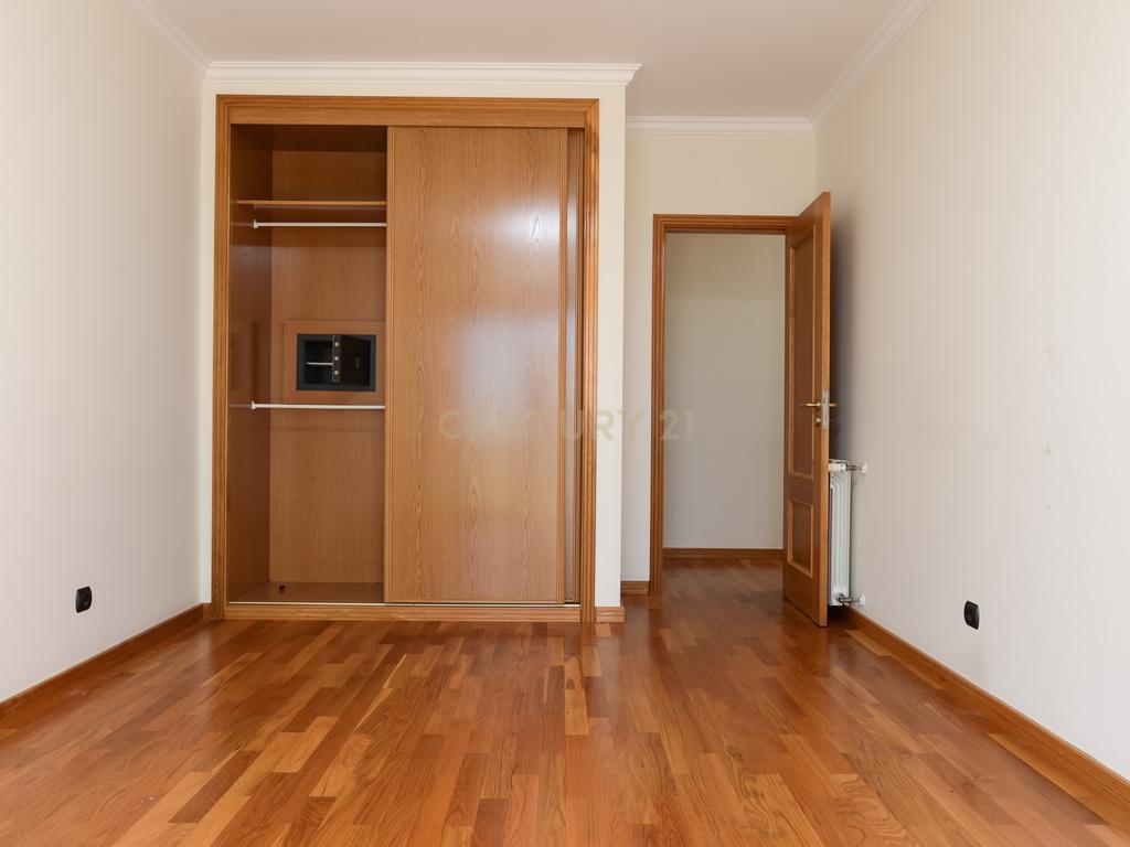 Apartamento T2 com Vista Mar, 2 lugares de garagem na Parede, Cascais - Image 13