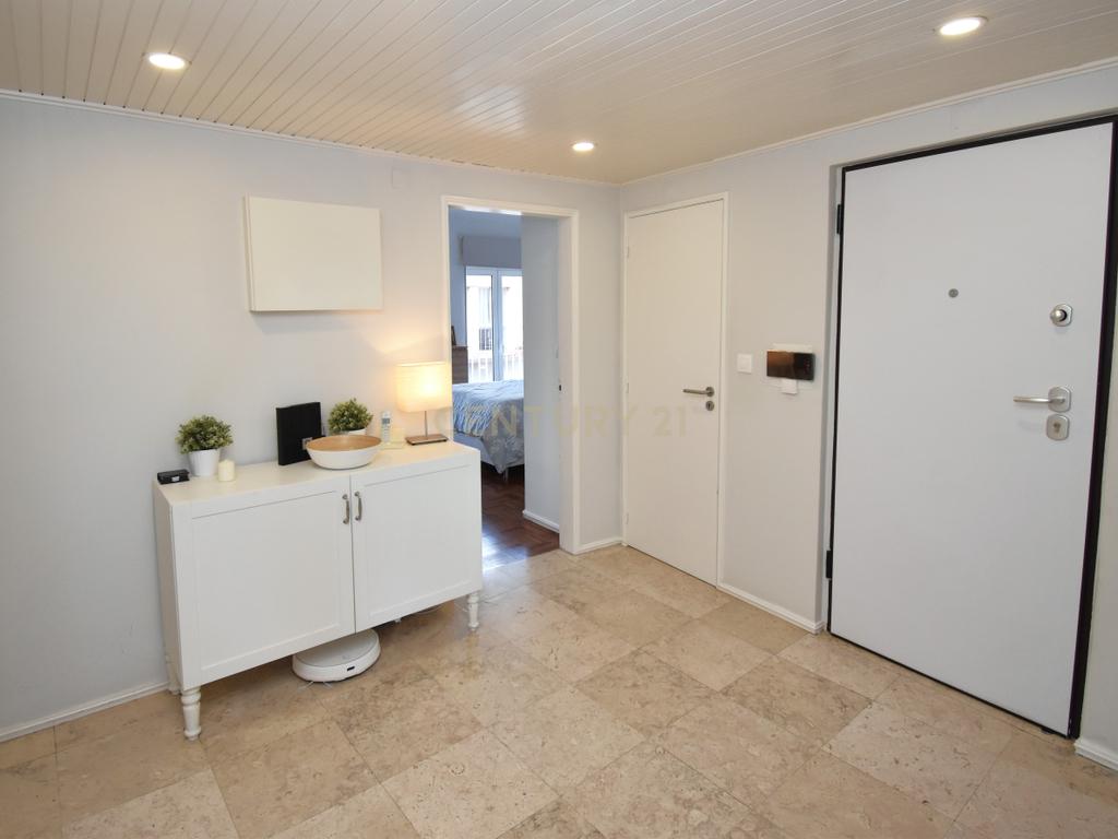 Excelente Apartamento T3 em Algés – Conforto e Localização Premium - Image 2