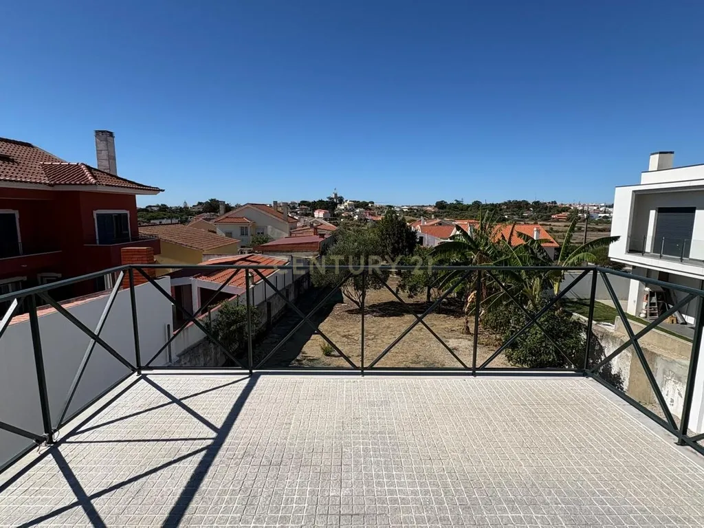 Moradia T4 com amplo lote de 1.262 m² e grande potencial - Image 17