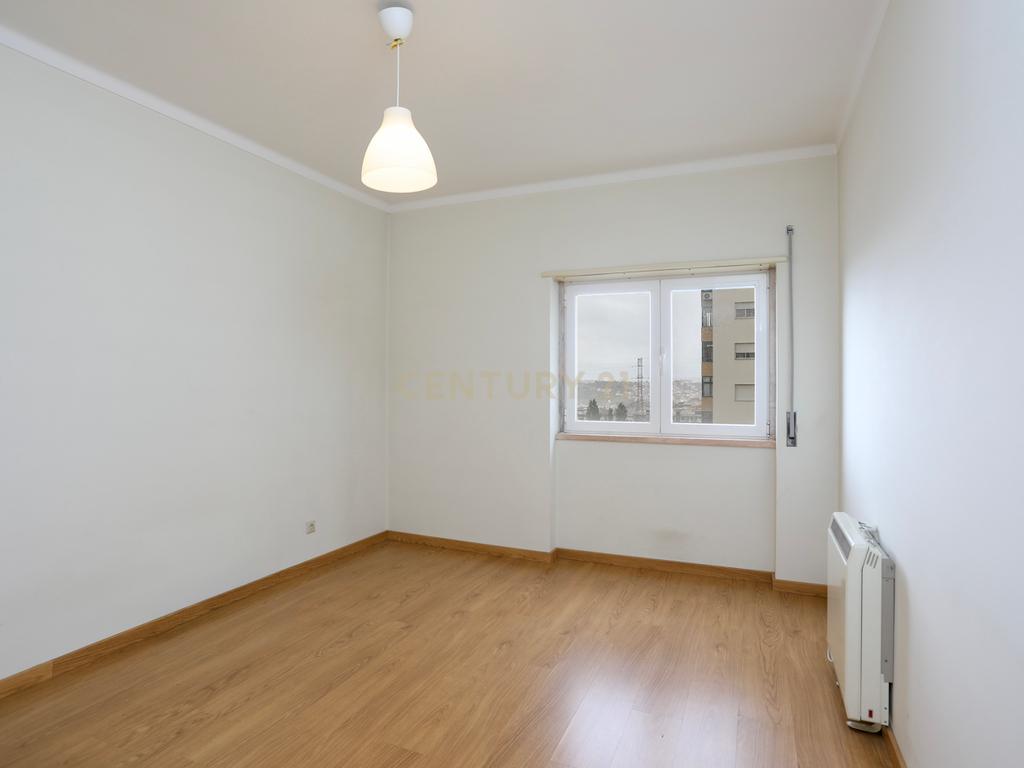 Apartamento T2 para Arrendamento com Garagem e Varanda- Arroja, Odivelas - Image 6