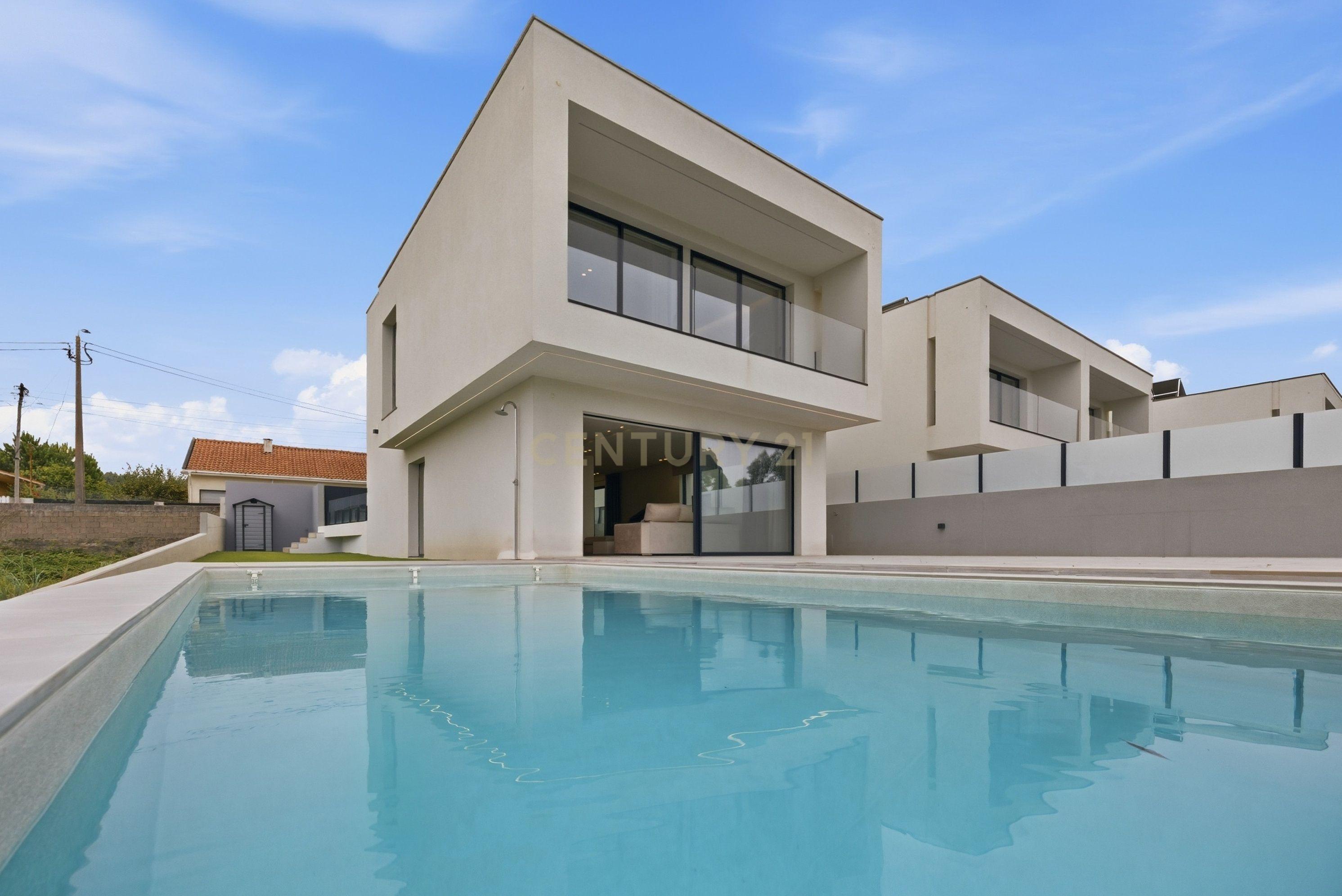 MORADIA T3  COM PISCINA E JARDIM | VALADARES | JUNTO AO MAR