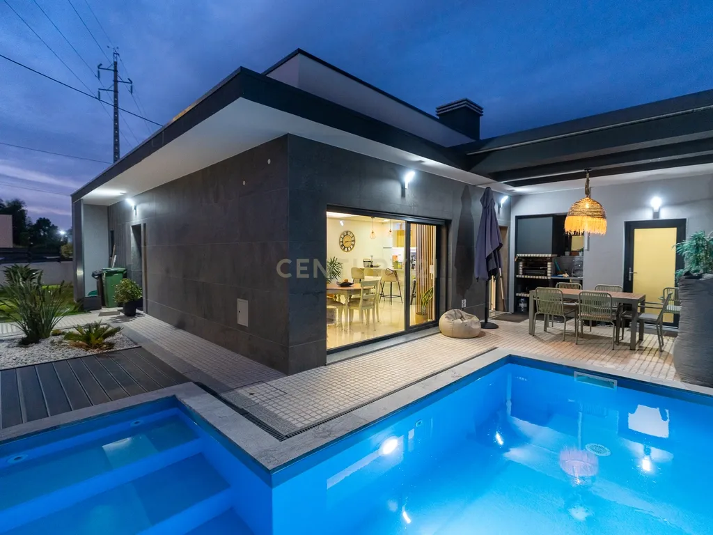 Moradia T3+1 Térrea de gaveto com Piscina, Domótica e Espaço Exterior | Fernão Ferro - Image 41
