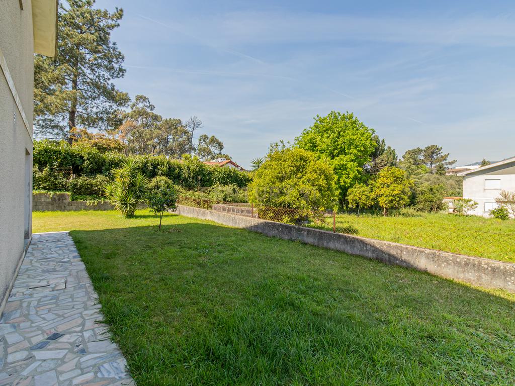Moradia T3 + T2 em Amares com Jardim e Garagem - Image 37