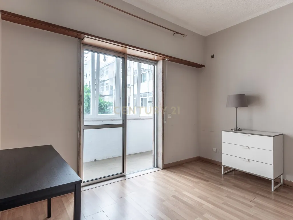 Apartamento T3 com elevador e garagem na Rua Luciano Cordeiro, em Lisboa - Image 8